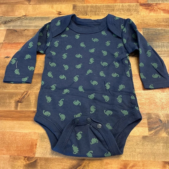 NWT Newborn gift set. Long sleeve onesie, hat, and bib. Baby shower gift. - Picture 3 of 4